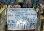 Uno striscione dei tifosi a Modena ricorda il terremoto di maggio