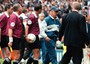 Arrigo Sacchi lascia il campo dopo aver criticato gli arbitri, al termine della partita  Italia-Germania a Manchester il 19 giugno 1996. La partita finisce 0-0