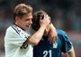 Thomas Hassler (S) cerca di consolare Gianfranco Zola (D) (che ha sbagliato un rigore durante il  match) al termine della partita Italia-Germania a Manchester il 19 giugno 1996 per gli europei. La  partita finisce 0-0.