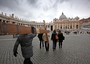 I giovani del Centro S. Lorenzo portano la croce delle GMG donata loro da Giovanni Paolo II come ogni giorno in piazza San Pietro per recitare il rosario