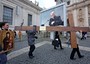 I giovani del Centro S. Lorenzo portano la croce delle GMG donata loro da Giovanni Paolo II come ogni giorno in piazza San Pietro per recitare il rosario