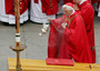 Joseph Ratzinger asperge con incenzo la bara di Giovanni Paolo II posta su di un tappeto sul sagrato della Basilica di San Pietro l'8 aprile del 2005