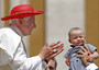 Benedetto XVI e un bambino