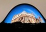 La Basilica di San Pietro riflessa dentro una bolla d'acqua