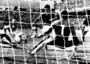 Paolo Rossi segna il terzo gol contro il Brasile nei Campionati del Mondo di Calcio in Spagna nel 1982