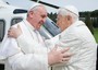 L'abbraccio tra Papa Francesco e il Papa Emerito Benedetto XVI