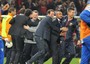 Fabio Liverani festeggia la vittoria nel derby andando sotto la curva dei tifosi del Genoa 