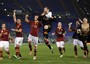 La Roma batte il Livorno e, con il pareggio del Napoli, sembra ormai l'unica rivale della Juve