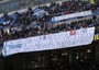Striscioni e cori di contestazione dei tifosi interisti prima, durante e dopo Inter-Catania, che finisce 0-0. Oltre ai dirigenti, questa volta contestata anche tutta la squadra, senza eccezioni