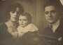 Liliana Careglio in mezzo a mamma Margherita e papa' Giovanni negli anni '20