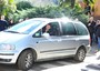 Renzi lascia la Chiesa al termine della messa alla guida della sua auto