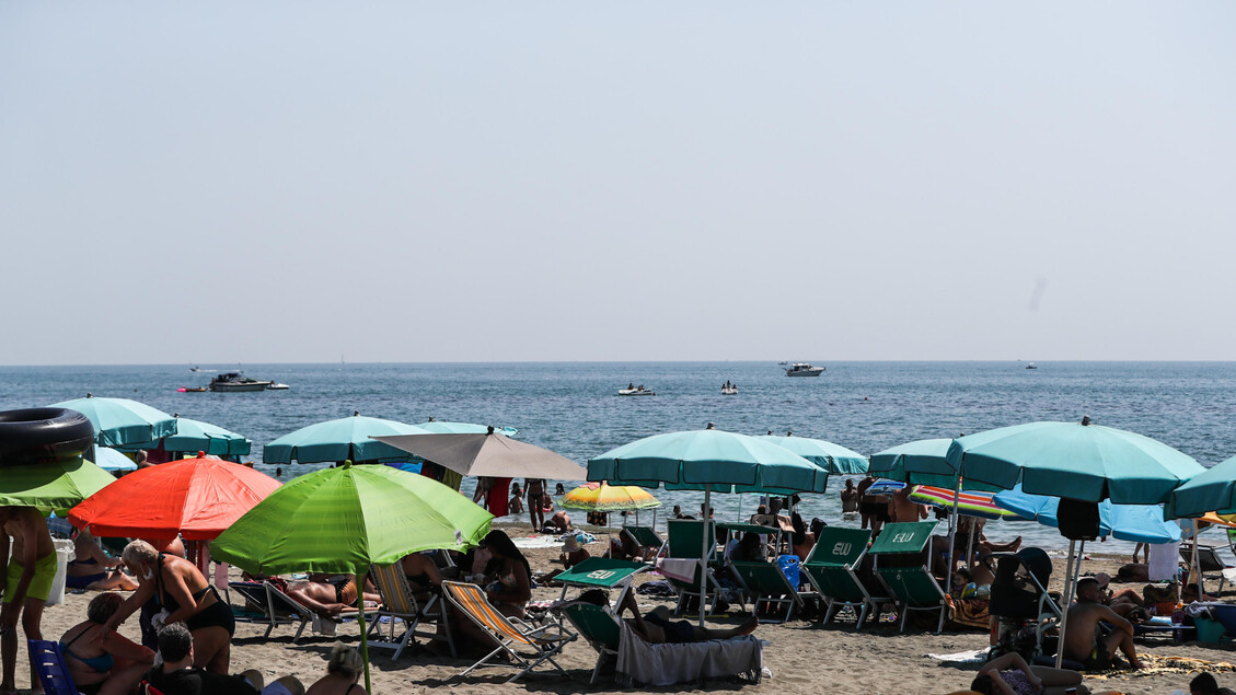 Italianos aproveitam dia de sol em Ostia
