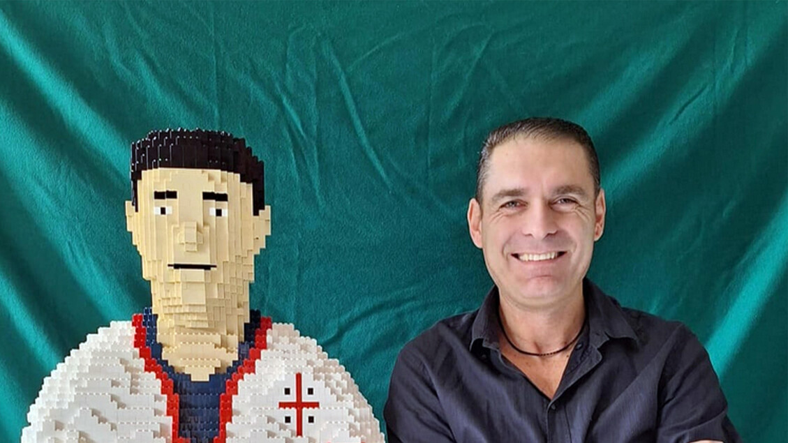Un busto in Lego per gli auguri di compleanno a Gigi Riva
