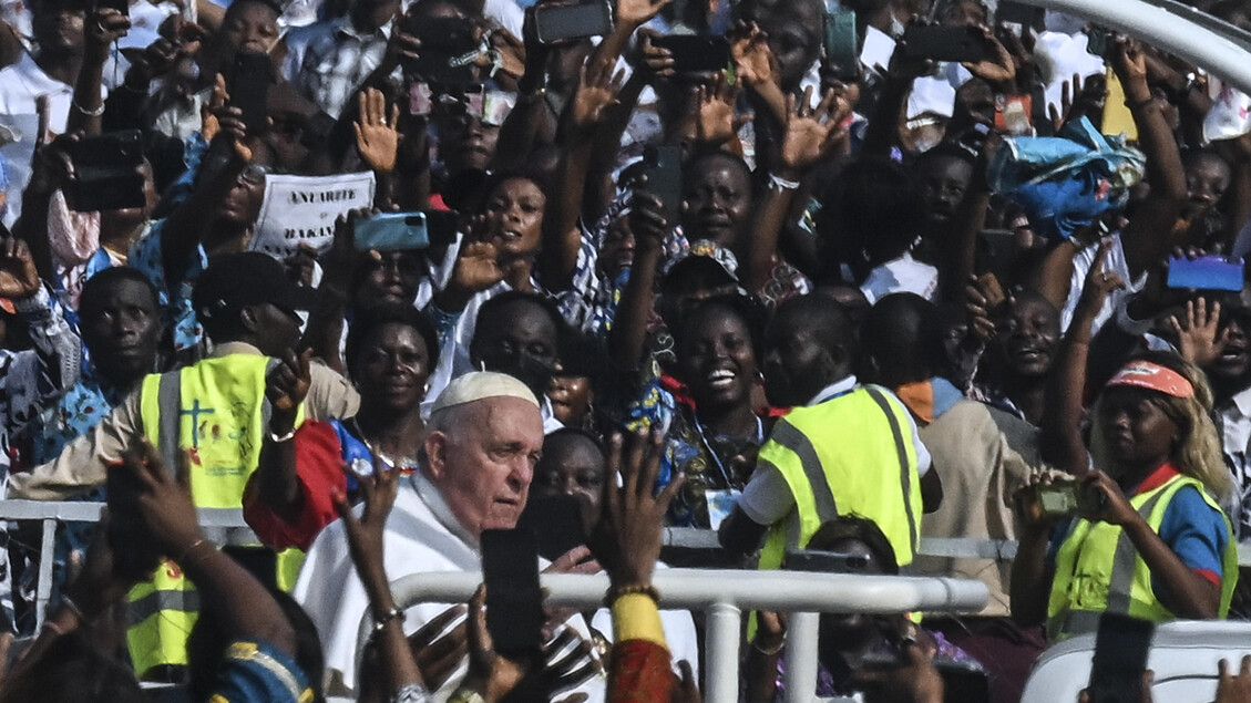 Papa visita continente africano e faz missa para 1 milhão de pessoas