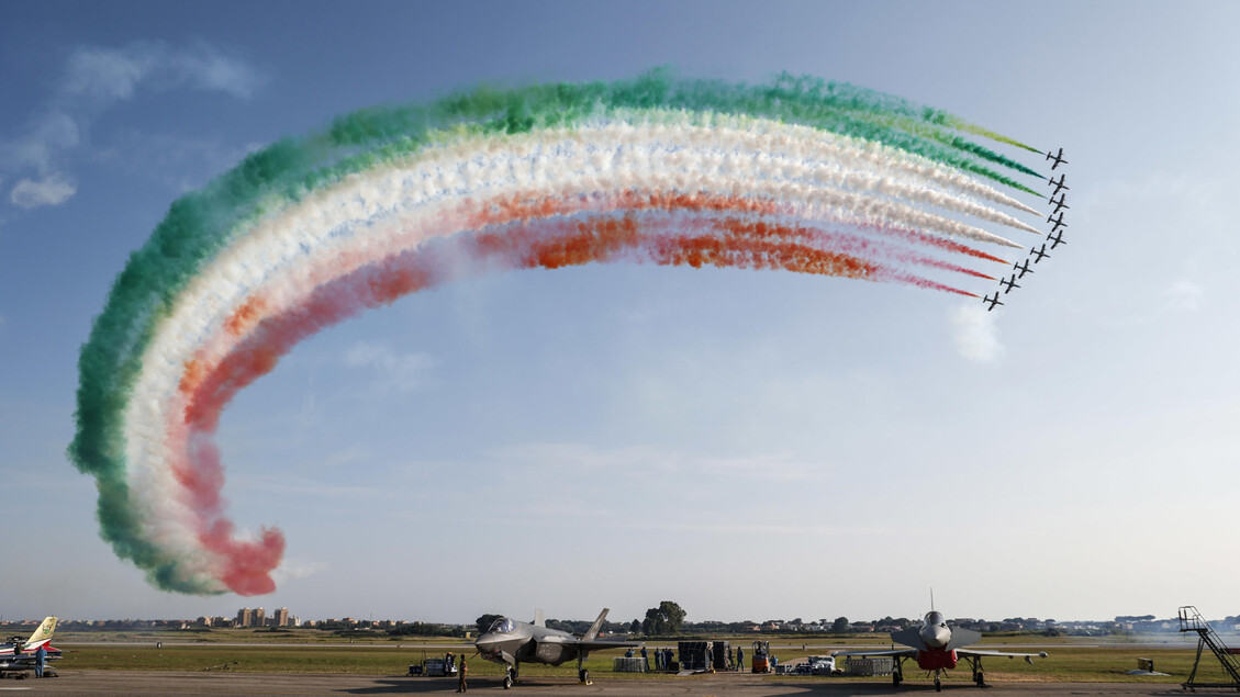 Esquadrão acrobático celebra centenário da Força Aérea Italiana