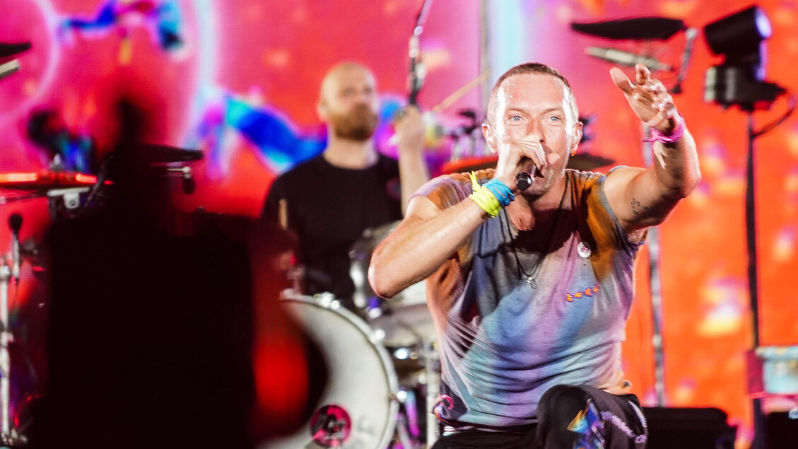 Coldplay leva público à loucura em show em Nápoles