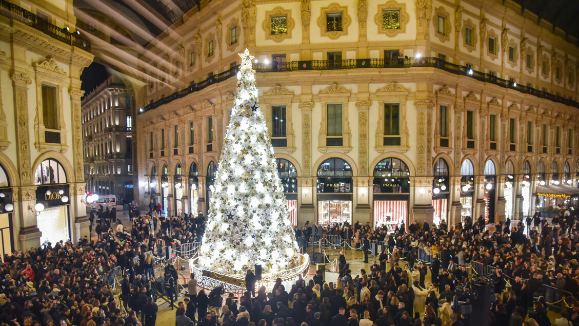 Árvore de Natal da Dior é acesa em galeria de Milão