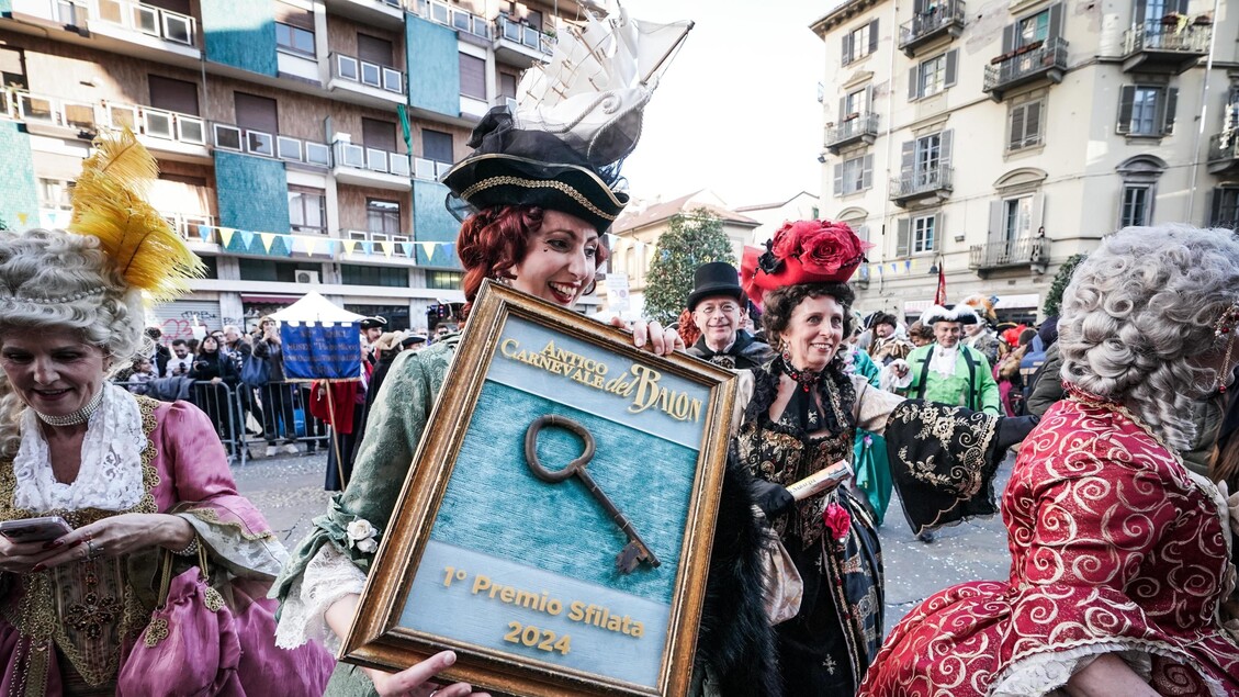 Desfile de fantasias no Carnaval de Turim, na Itália