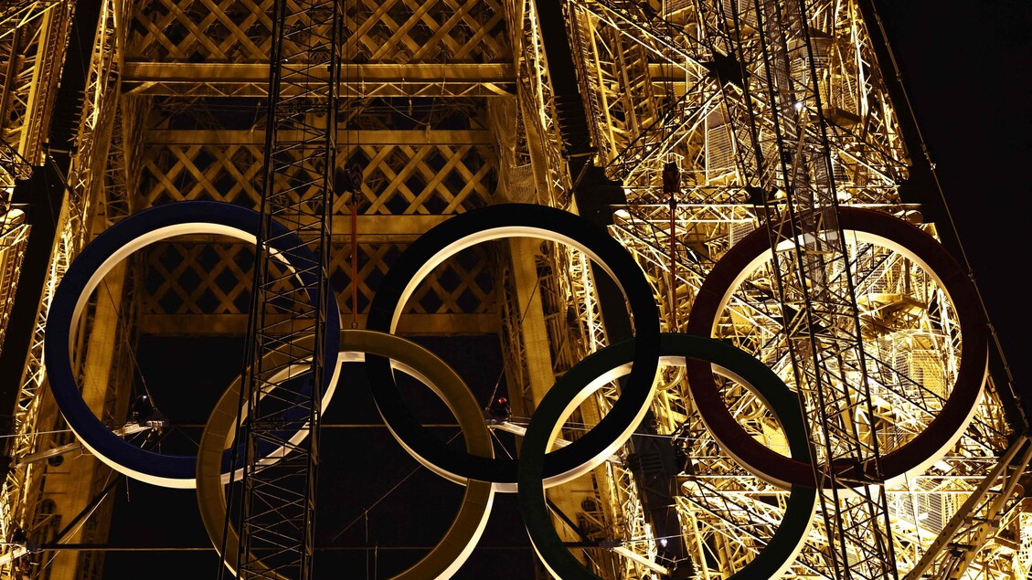 Olimpiadi, svelati gli anelli olimpici sulla Torre Eiffel