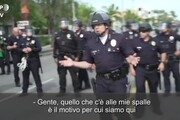 George Floyd, a Los Angeles i manifestanti dialogano con il capo della polizia