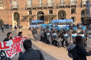 Torino, corteo studenti 'No Meloni Day': scontri con le forze dell'ordine