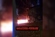 Roma, fiamme in un capannone a Villa Borghese: il video sui social