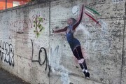 Poi un passante ridipinge il murale di Egonu vandalizzato