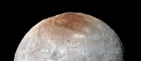 Caronte, la più grande luna di Pltone. fotografata dalla sonda New Horizon della Nasa (fonte: NASA da Flickr CC BY-NC 2.0)