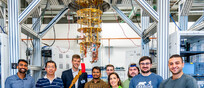 Parte della squadra di Sqms davanti a uno dei computer quantistici (fonte: Sqmq)