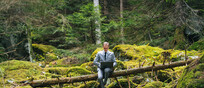 Un business man lavora in una foresta al mattino foto iStock.