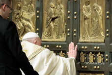 Il Papa apre la Porta Santa, al via il Giubileo