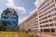 El mural 'El futuro es Europa' del artista Novadead en colaboración con Urbana y Atenor