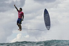 Gabriel Medina em ação nas Olimpíadas de 2024