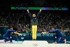 Rebeca Andrade (ouro), Simone Biles (prata) e Jordan Chiles (bronze) formaram o pódio no solo