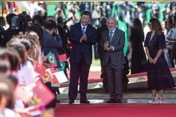 Xi Jinping e Lula durante reunião em Brasília