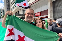 O casal Mohammad e Yamam celebra a queda do governo Assad na Avenida Paulista, em São Paulo