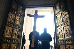 Giubileo, gruppi di pellegrini attraversano la Porta Santa a San Pietro