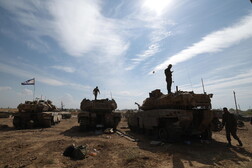 Tanques israelíes listos para avanzar sobre Rafah. Febriles negociaciones