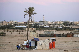 Palestinos deslocados mudam campo após ordem de evacuação de Rafah