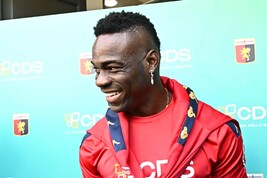 Balotelli tirou fotos com torcedores e assinou contrato válido até junho de 2025