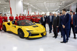 El presidente Sergio Mattarella, John Elkann y un modelo brioso de Ferrari