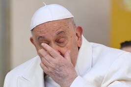 El Papa Francisco luce fatigado