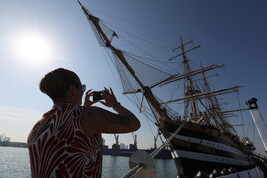 Uma visitante tirando uma foto do Amerigo Vespucci durante a parada em Abu Dhabi