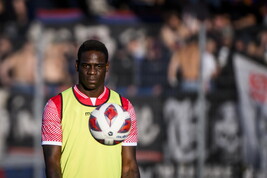 Sem clube desde que deixou o futebol turco, Balotelli foi cogitado para reforçar o Genoa