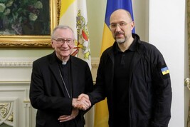 El cardenal Pietro Parolin en Kiev, junto al premier Denys Shmyhal.