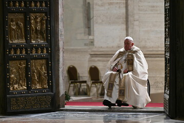 Il Papa apre la Porta Santa, al via il Giubileo