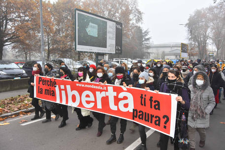 Un momento del corteo in ricordo di Juana Cecilia Hazana Loayza © ANSA