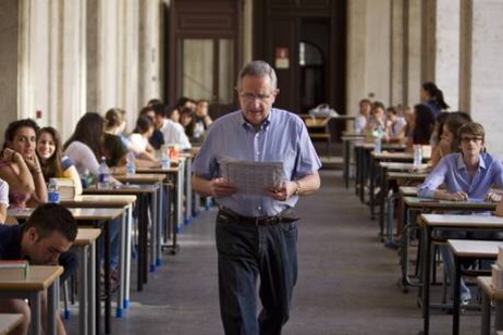 Studenti alle prese con lo scritto di italiano (foto d'archivio)