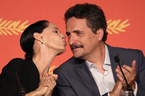 Kleber Mendonça Filho e Sônia Braga no 69º Festival de Cannes, em 2016
