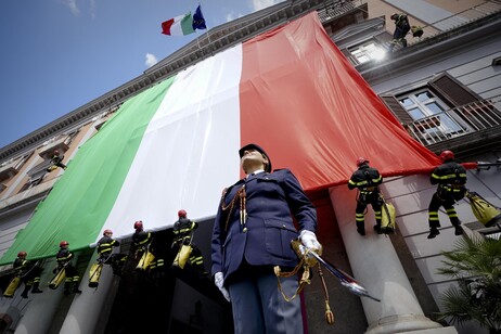 Bandeira da Itália em Nápoles, sul do país